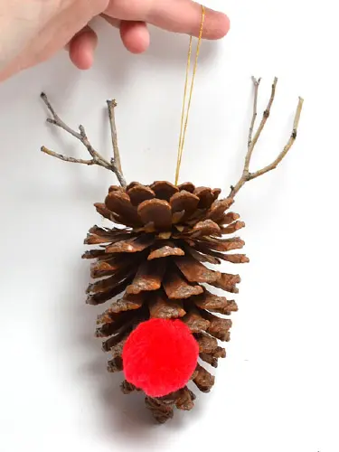 Homemade Christmas Ornaments from Pinecones
