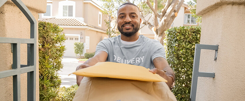 delivery man at the door with a kohl's package